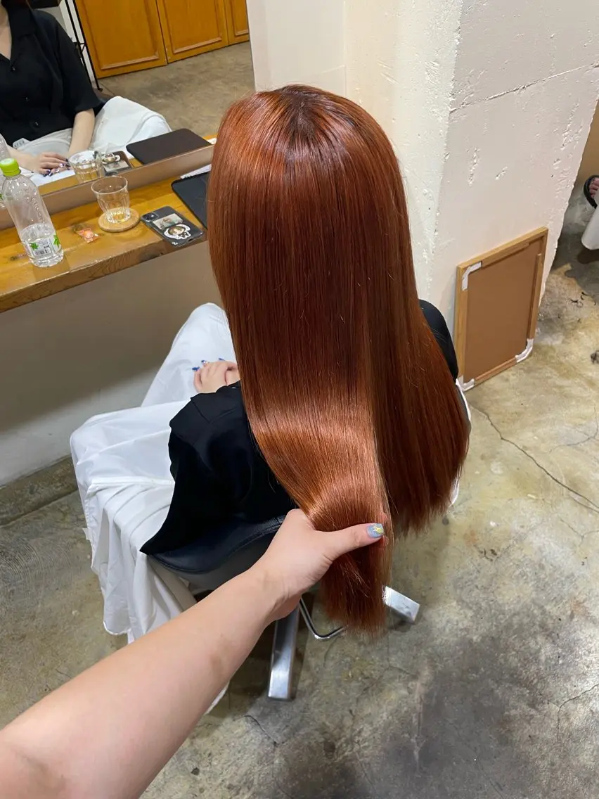 ロング カラー ブリーチ ブラウンカラー オレンジ オレンジブラウン ヘアカラー トリートメント MIOベージュカラー 柔らかいカラーのヘアスタイル