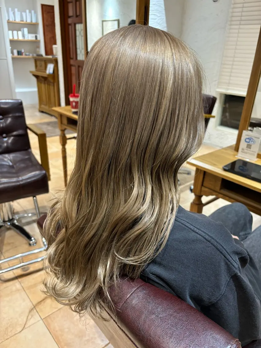 セミロング カラー ダブルカラー グレージュ ミルクティーグレージュ ヘアカラー 🌈透明感カラー🌈 🌟吉田祐介🌟のヘアスタイル