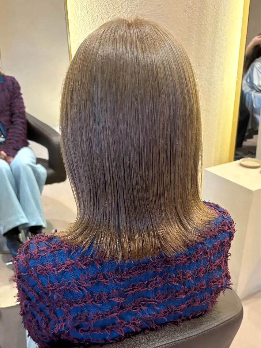 ミディアム カラー アッシュ ベージュカラー ブリーチ ミルクティーベージュ カット ヘアカラー 暖色カラー✨️ 門内 梨真のヘアスタイル
