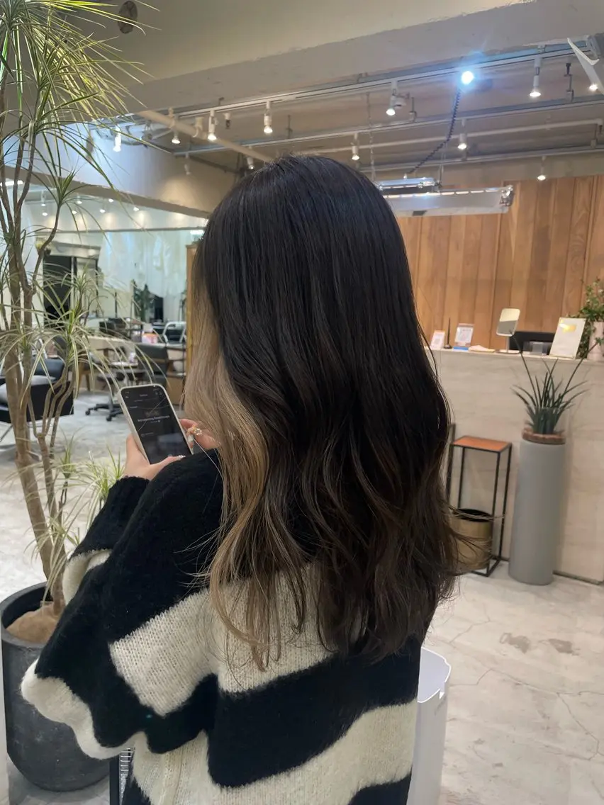 セミロング カラー ブリーチ インナーカラー momoka Jr.stylistのヘアスタイル