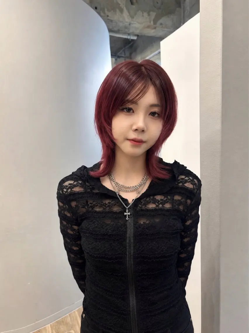 ミディアム カラー レッドカラー 顔周りカット ハッシュカット 韓国風ヘア レイヤーカット カノエ大濠店 / AMIのヘアスタイル
