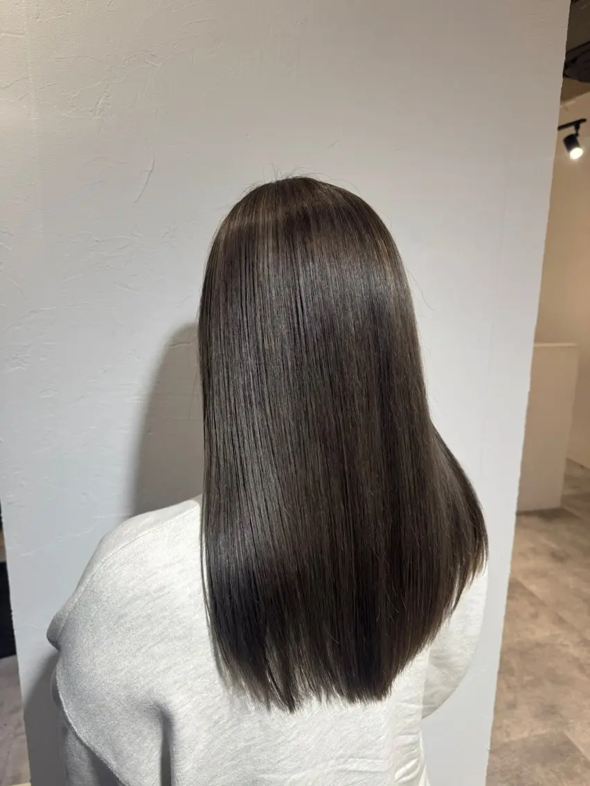 ロング カラー ブリーチ グレージュ カット ヘアカラー 小泉 真緒のヘアスタイル
