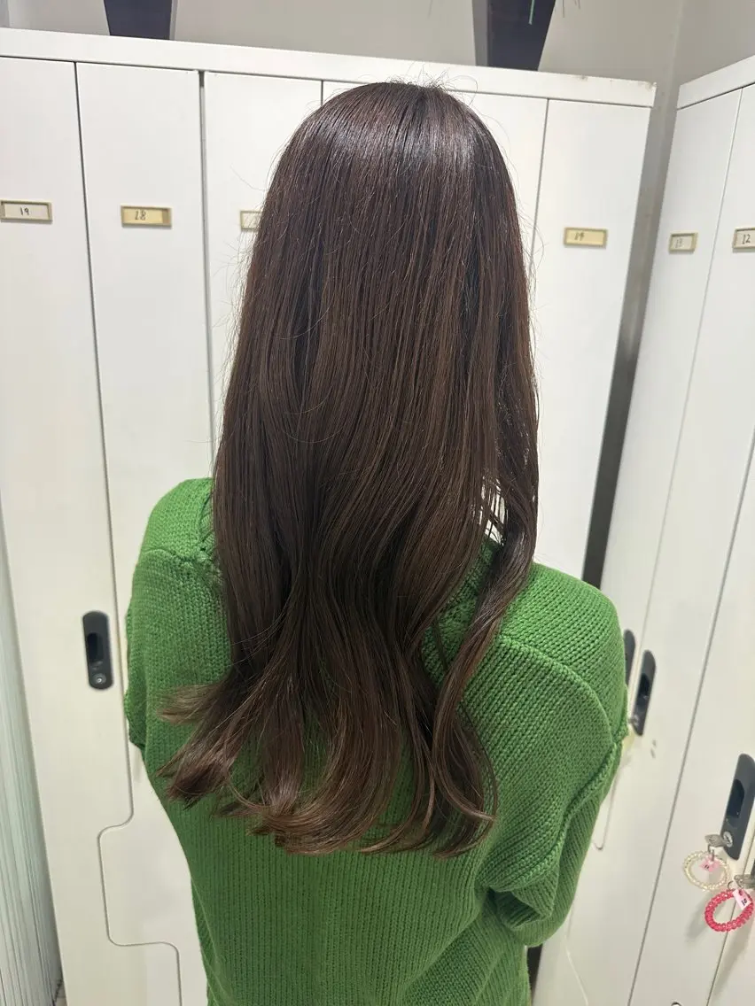 ロング 木曜日空きあり‼️ 艶々カラー🩷のヘアスタイル