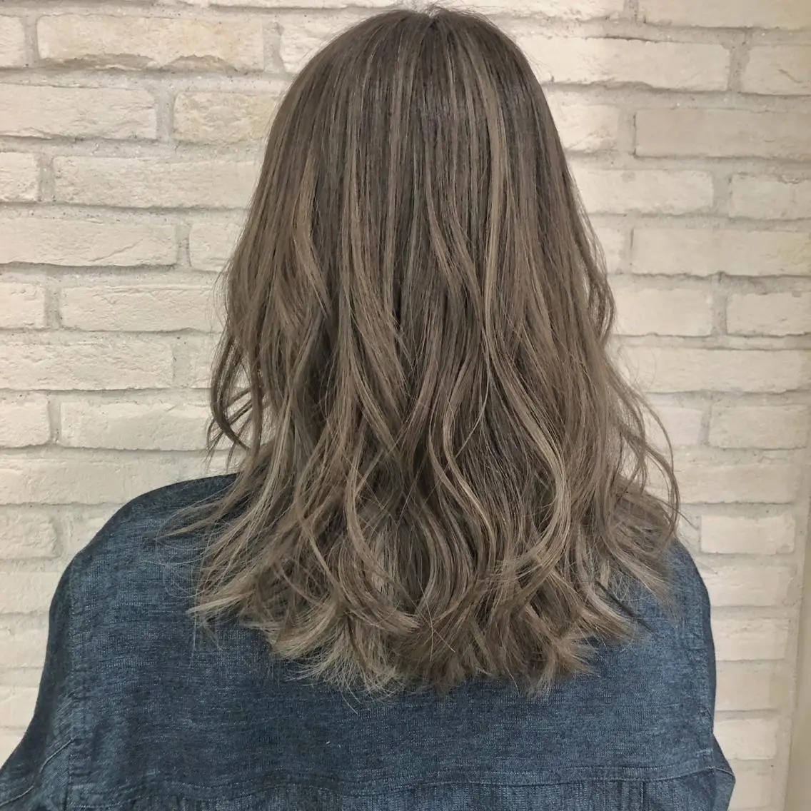 セミロング カラー アッシュ ベージュカラー ブリーチ 透明感カラー ハイライトカラー 大平 美沙のヘアスタイル