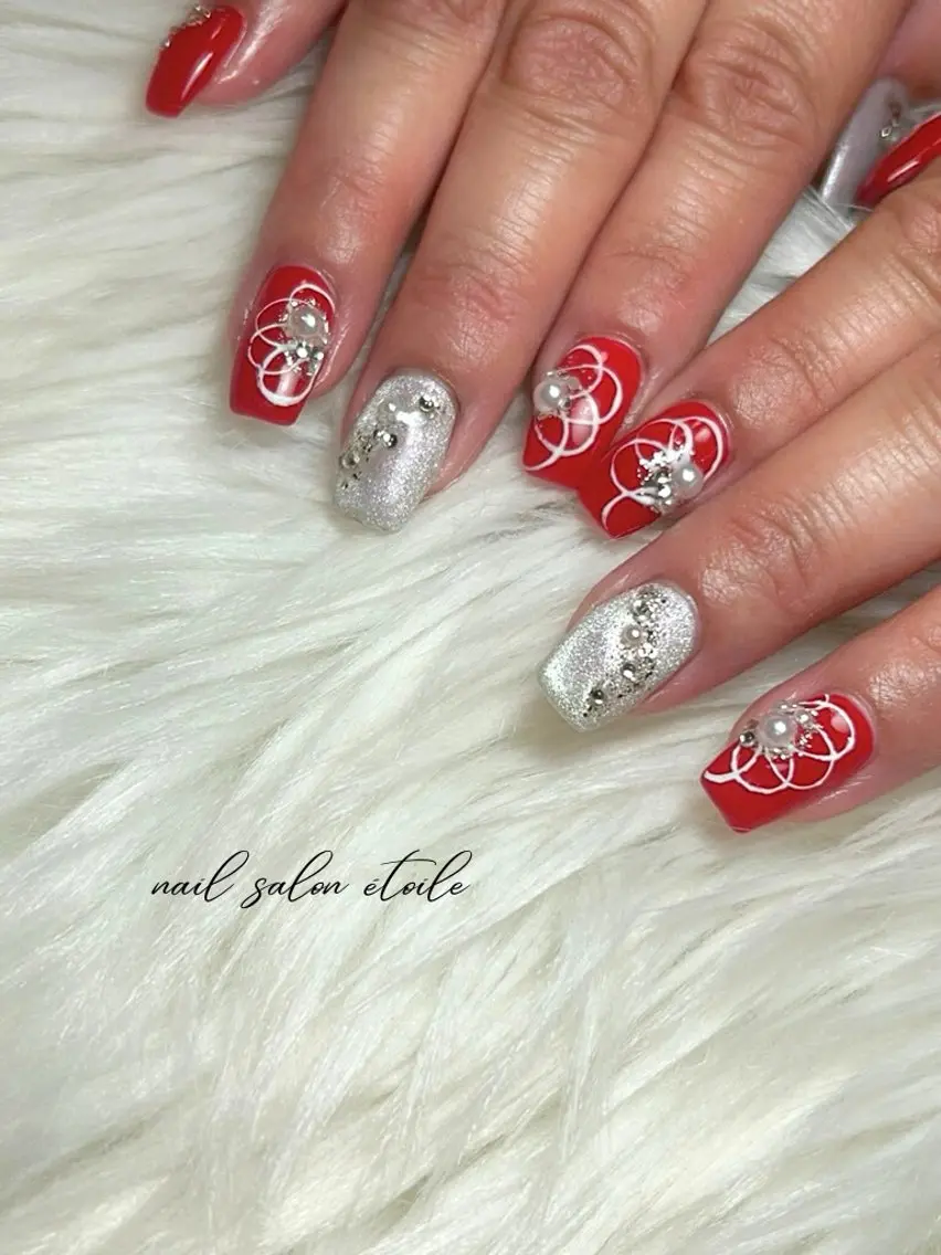 ネイル フラワーネイル マグネットネイル 赤色 シルバー ストーンネイル ハンドネイル nail salon étoileのネイルデザイン