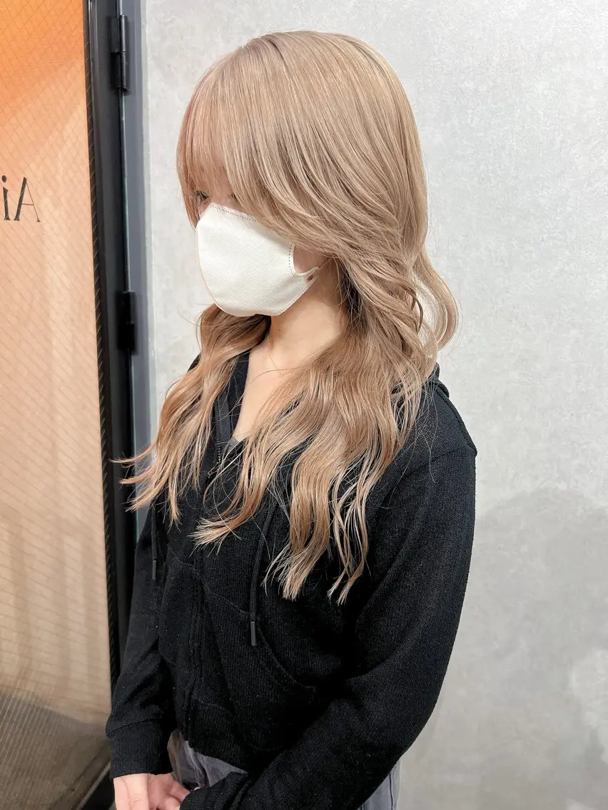 セミロング カラー セミロングパーマ ベージュカラー ブリーチ ケアブリーチ ハイトーンカラー カット ヘアカラー YUI ハイトーンカラーのヘアスタイル