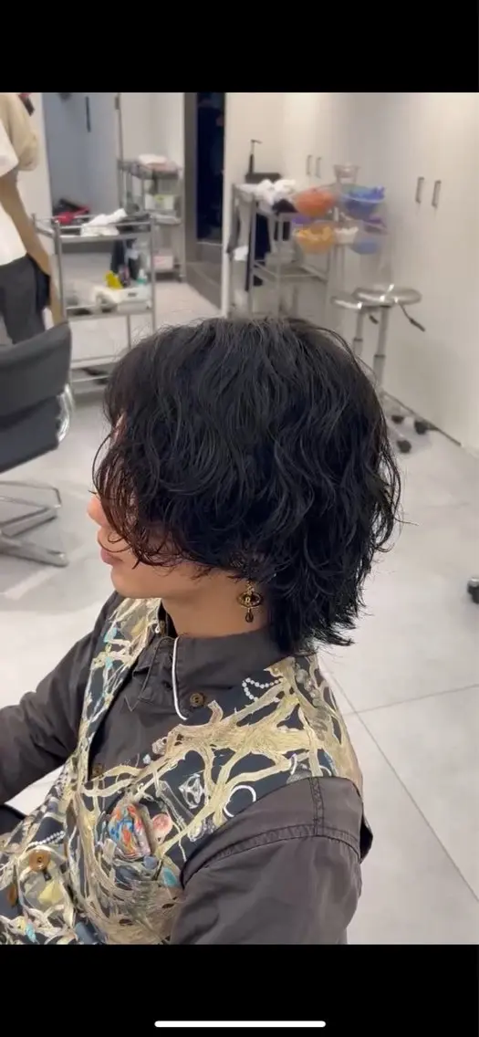 カラー パーマ メンズ メンズパーマ メンズウルフカット ウルフカット 佐々木 輝のヘアスタイル