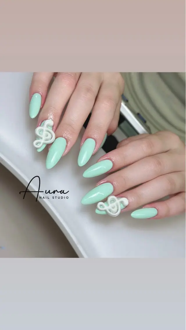 ネイル ジェルネイル グリーン 韓国ネイル ロングネイル ワンカラーネイル ハンドネイル Aura Nail Studioのネイルデザイン