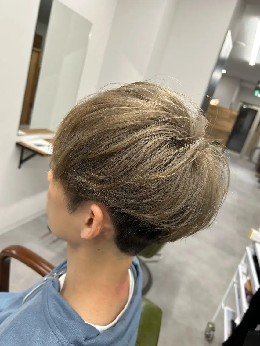 カラー メンズ メンズハイトーン ベージュカラー ハイトーンカラー ミルクティーベージュ カット ヘアカラー SHAFT Ieiriのヘアスタイル