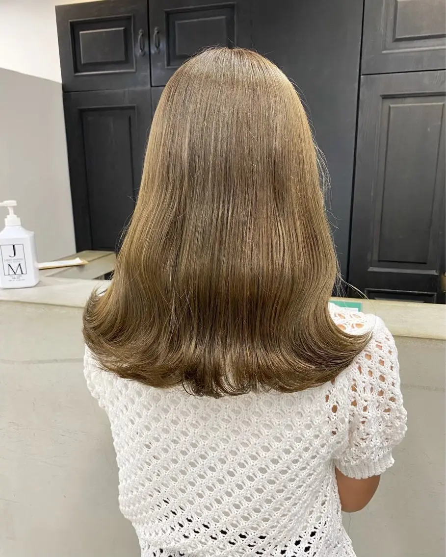 セミロング カラー ヘアアレンジ ブリーチ 透明感カラー ブリーチなしカラー オリーブカラー 坂齋大地/レイヤー/ ミルクティーのヘアスタイル