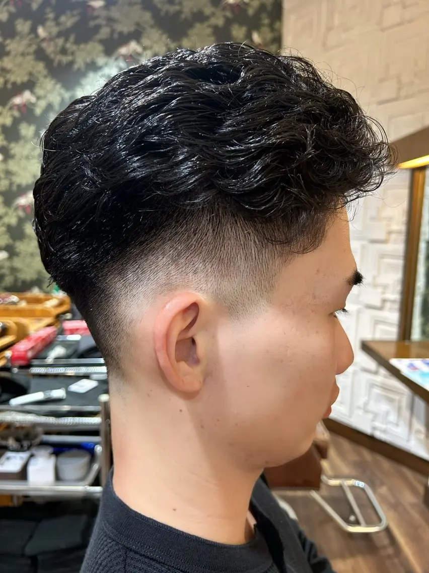 ショート パーマ メンズ フェードカット メンズパーマ カット パーマ 西浦 智也のヘアスタイル