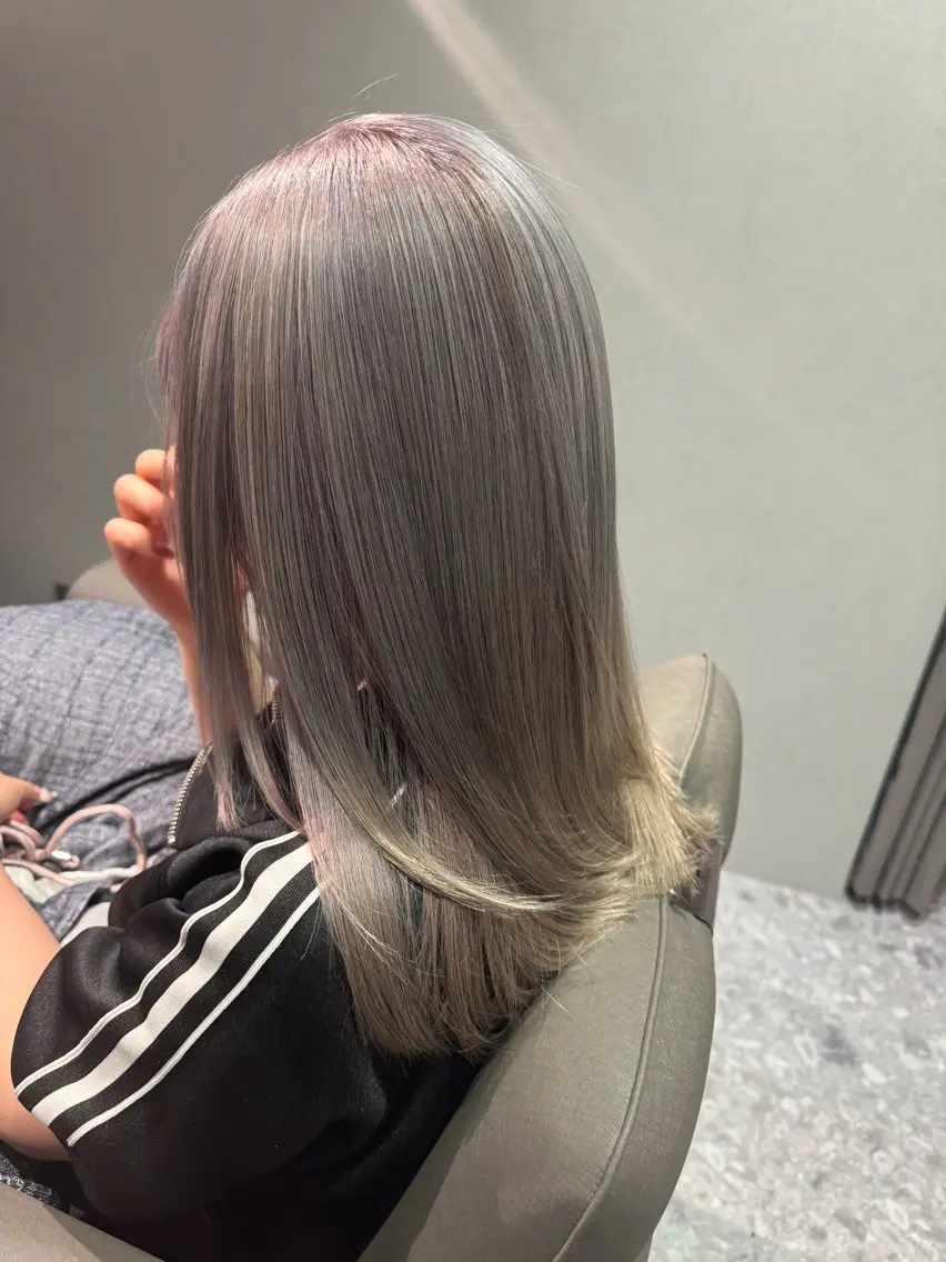 セミロング カラー アッシュ ブリーチ 透明感カラー グレージュ レイヤーカット Lirino.Co RINKAのヘアスタイル