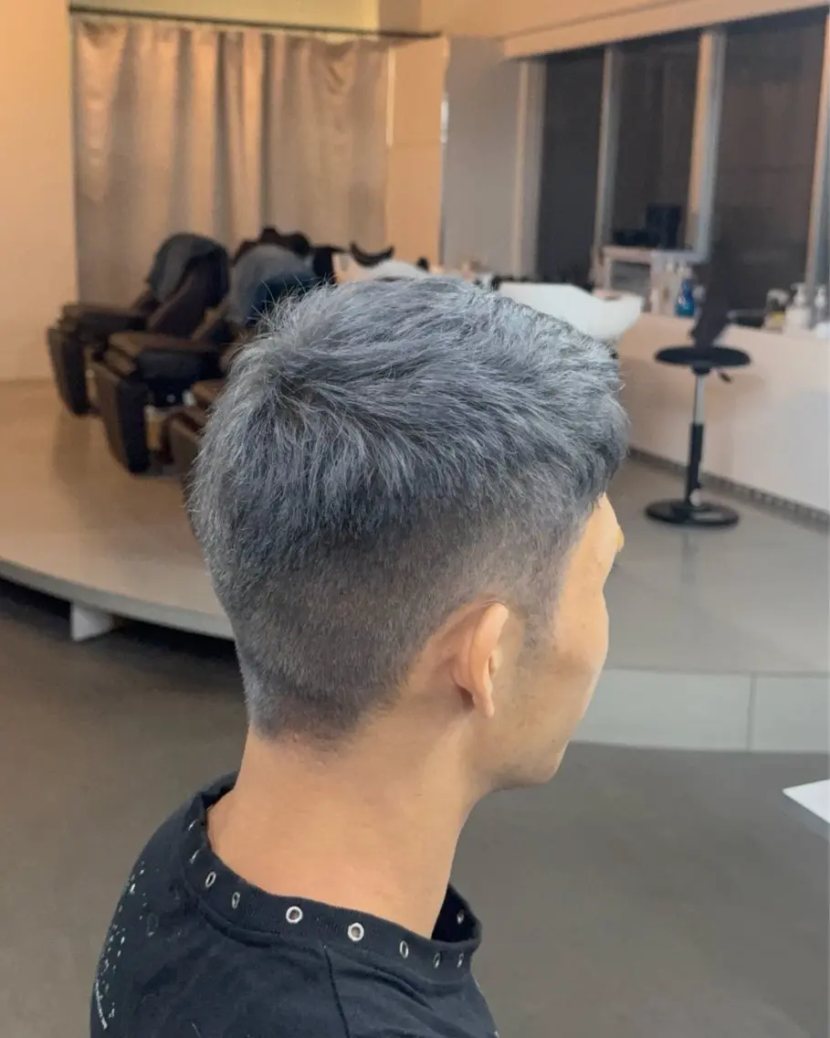 ショート カラー メンズ メンズブリーチ ブリーチ シルバー ヘアカラー ウチダ🦖 メンズカラーのヘアスタイル