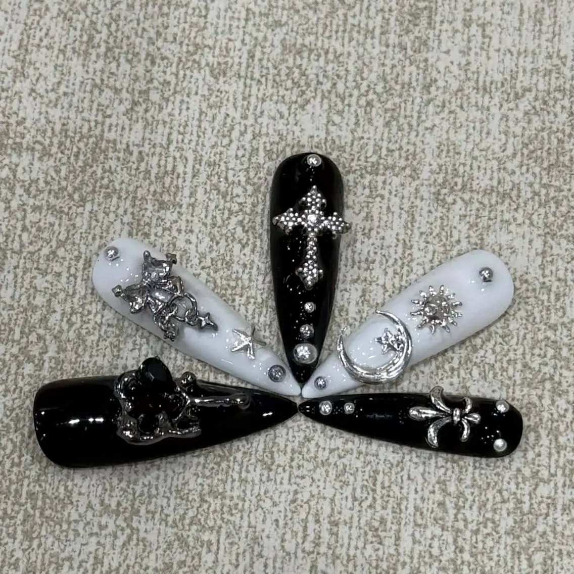 ネイル ハンドネイル MQueen ネイルサロンマルのネイルデザイン