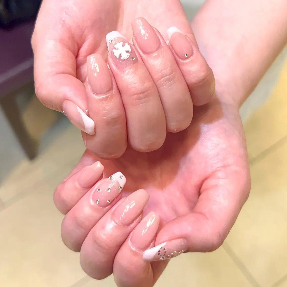 ネイル アートネイル フレンチネイル ストーンネイル misaki🎀 coffret.のネイルデザイン