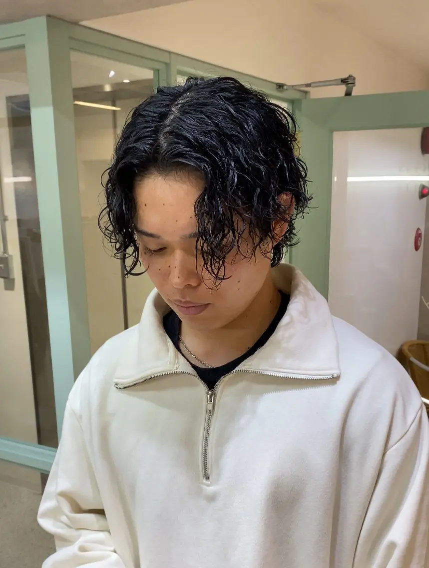 ミディアム パーマ メンズ ミディアムパーマ メンズパーマ ツイストスパイラルパーマ 波巻きパーマ くせ毛 カット パーマ 杉村 一輝のヘアスタイル