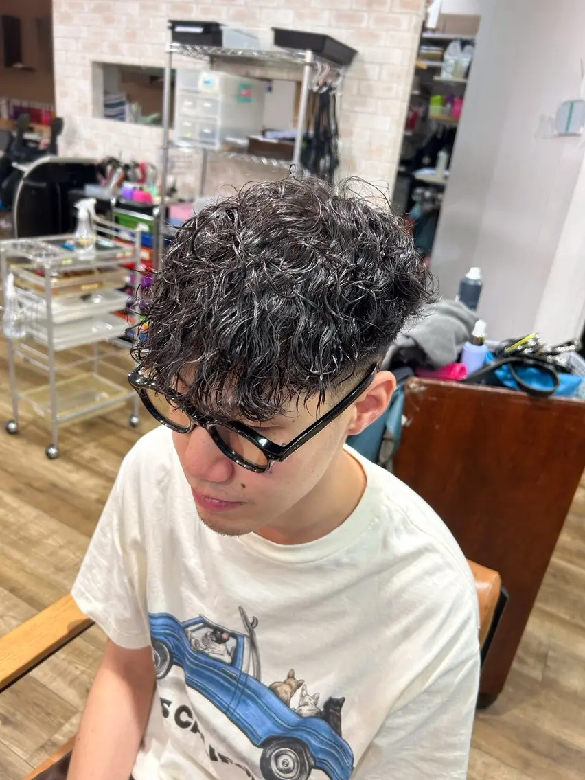 ショート パーマ メンズ メンズパーマ スペインカール 外国人風カラー カット パーマ 鶴田 将清のヘアスタイル