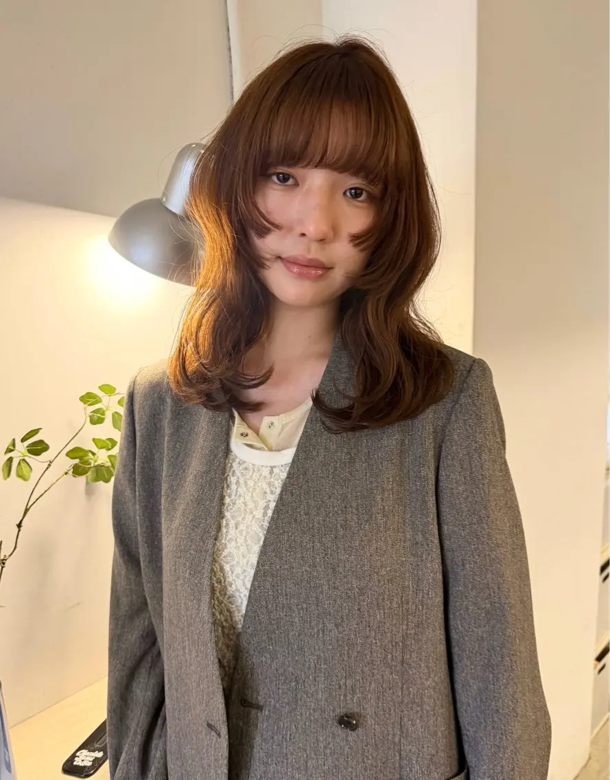 ミディアム カラー ベージュカラー ブリーチ ブリーチなしカラー くびれヘア 顔まわりレイヤー カット ヘアカラー トリートメント MIU/ルーツカラー 顔まわりレイヤーのヘアスタイル
