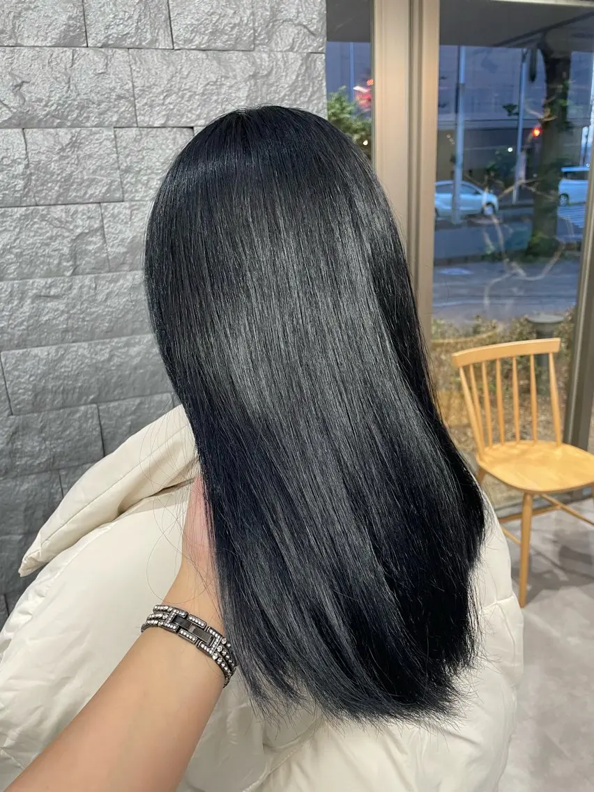 ロング カラー 黒髪 ブリーチ ブルーカラー ブルーブラック 長澤 理江のヘアスタイル