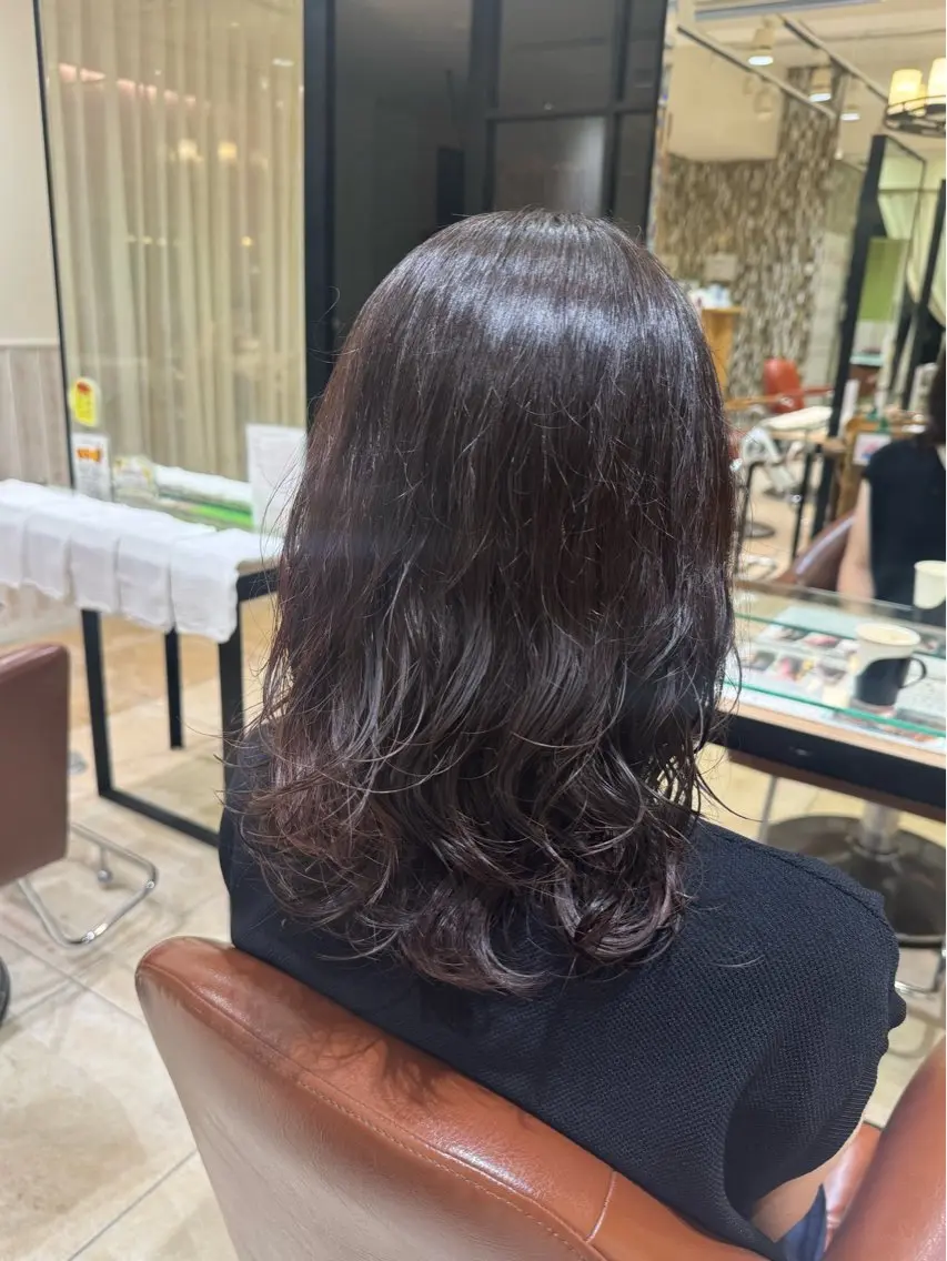 セミロング 透け感カラー🌿 小島 りなのヘアスタイル