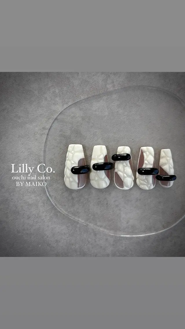 ネイル ホワイト ハンドネイル ハンドケア Lilly Co.のネイルデザイン
