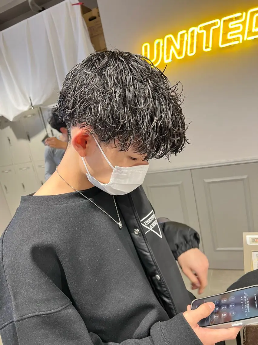 ミディアム パーマ メンズ ミディアムパーマ センターパート メンズ韓国風 韓国マッシュ マッシュウルフ メンズパーマ特化 TAIGAのヘアスタイル