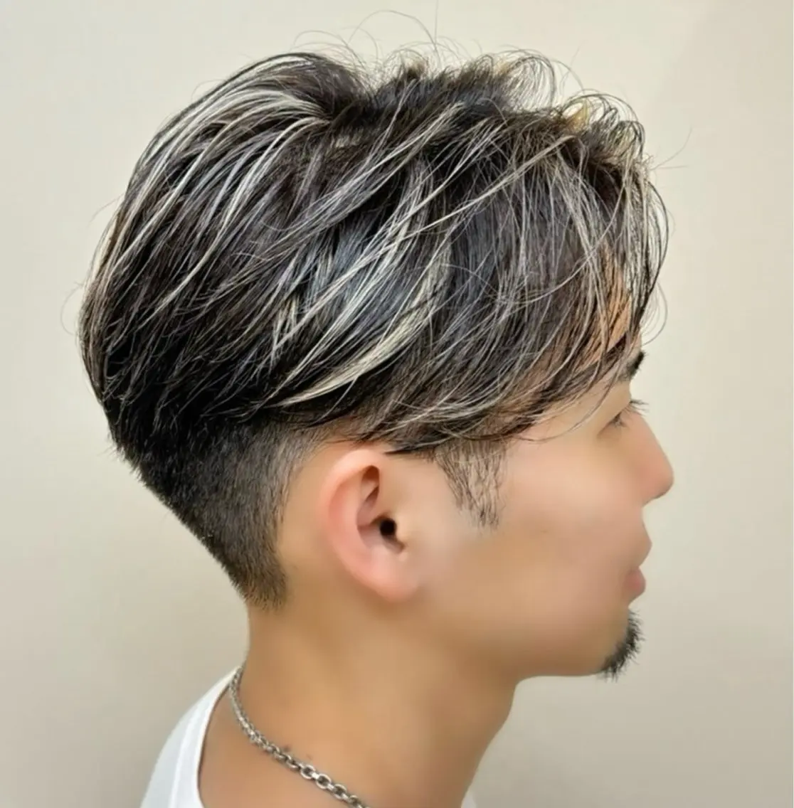 カラー メンズ メンズハイライト 刈り上げ ハイライトカラー 桒原 ちさのヘアスタイル