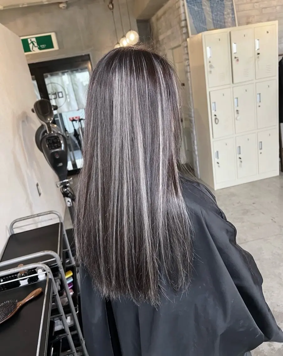ロング カラー ダークグレー ダークグレージュ グレージュ ハイライトカラー ハイライト ヘアカラー トリートメント 指名数No.1 /NAOYAのヘアスタイル