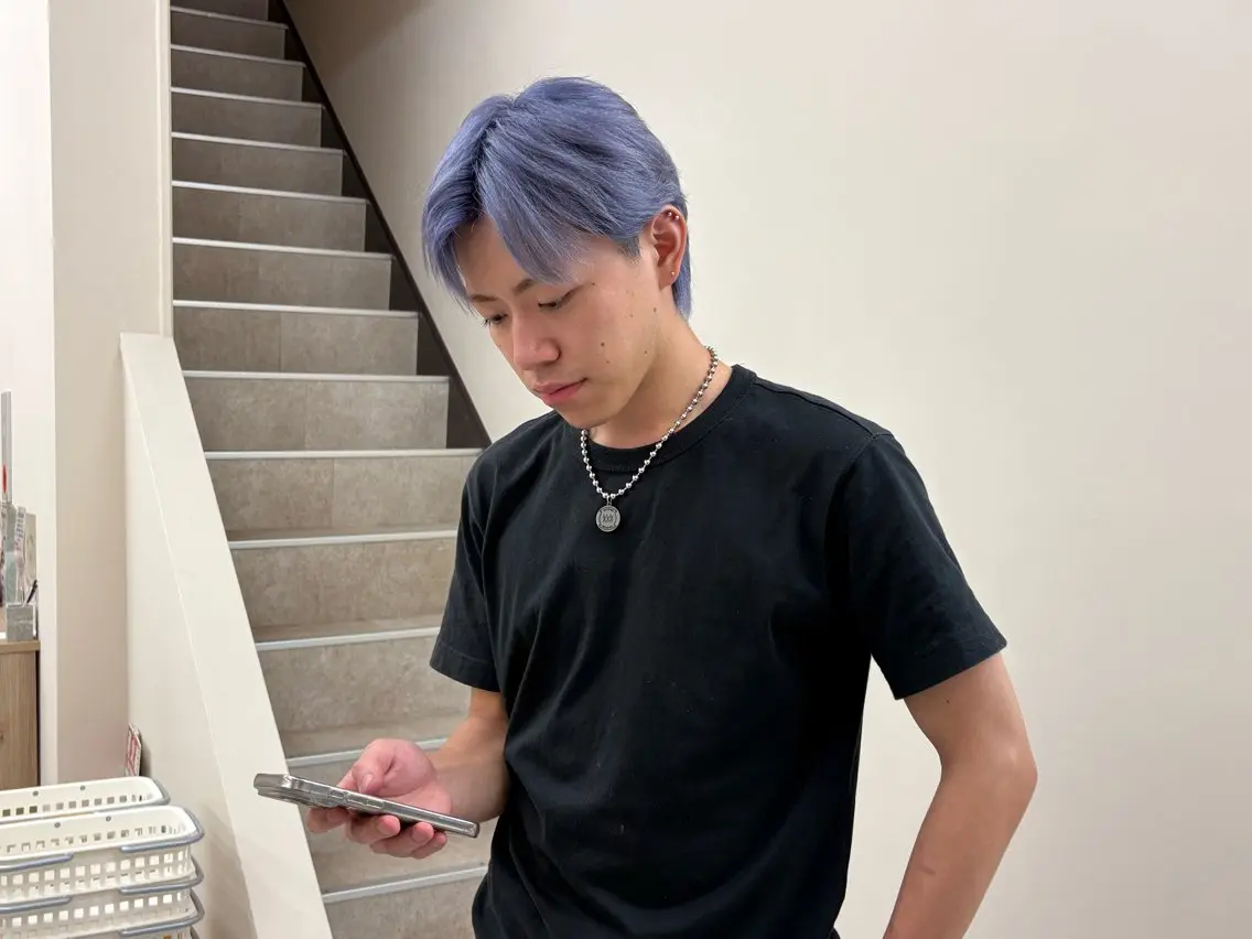 カラー メンズ メンズブリーチ ブリーチ ブルーカラー シルバー Gigi Kazumaのヘアスタイル