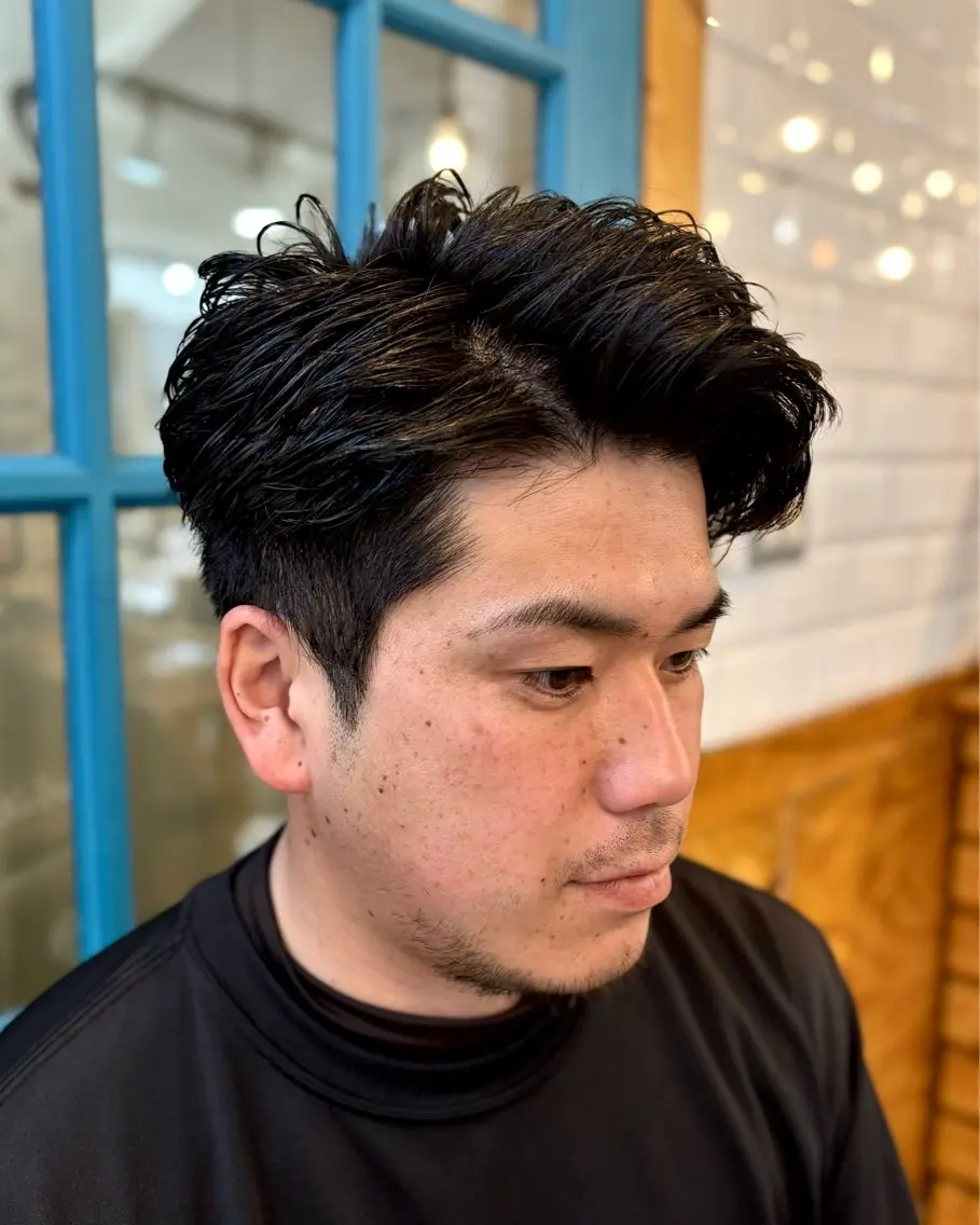 パーマ メンズ アップバング ビジネス メンズパーマ ニュアンスパーマ カット パーマ ショート、韓国メンズ ヘアのかつらぎのヘアスタイル