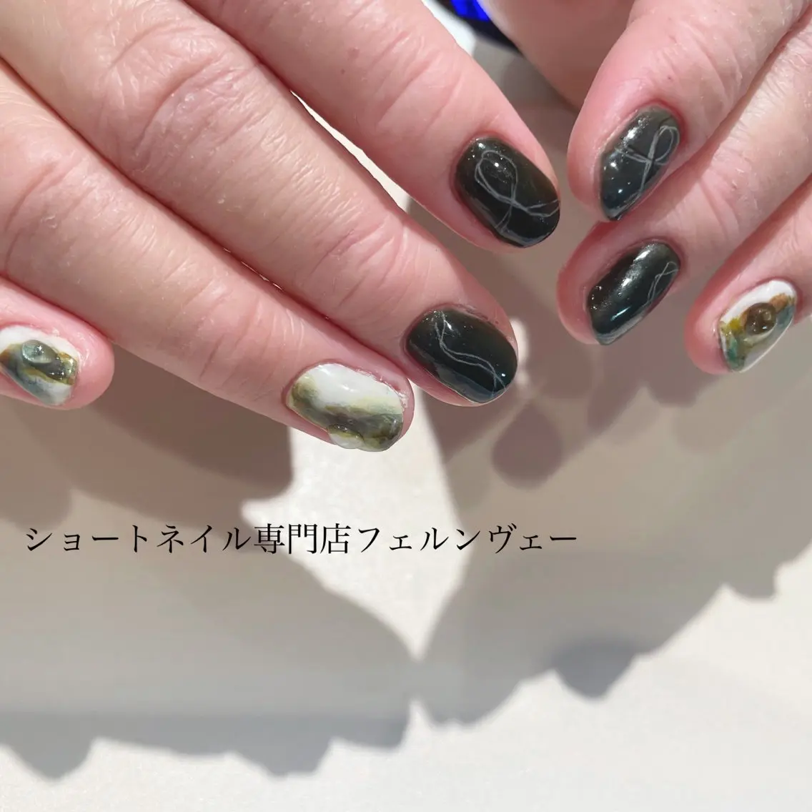 ネイル グリーン ニュアンスネイル ハンドネイル ショートネイル専門店 フェルンヴェー代々木のネイルデザイン