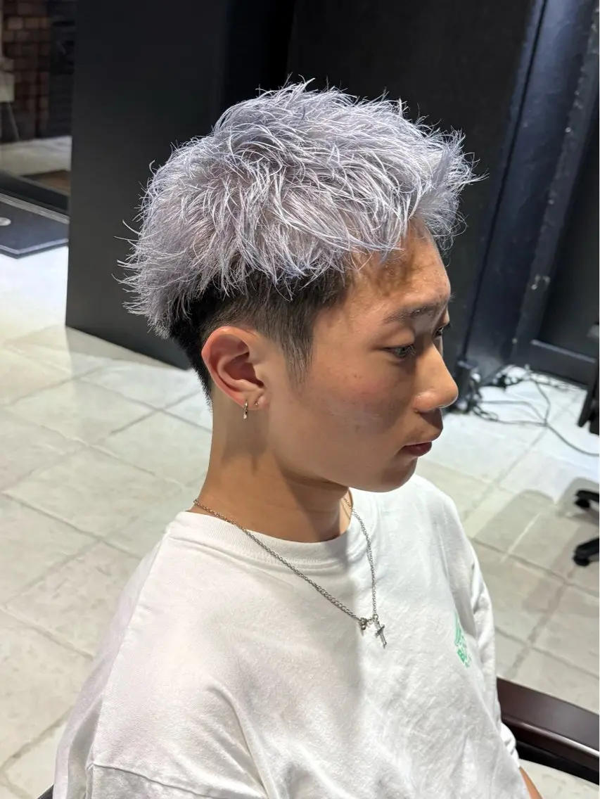 ショート カラー メンズ メンズブリーチ スパイキーショート ブリーチ シルバー ショートヘア カット ヘアカラー 【フェザーパーマ】 【縮毛矯正】鶴田文のヘアスタイル