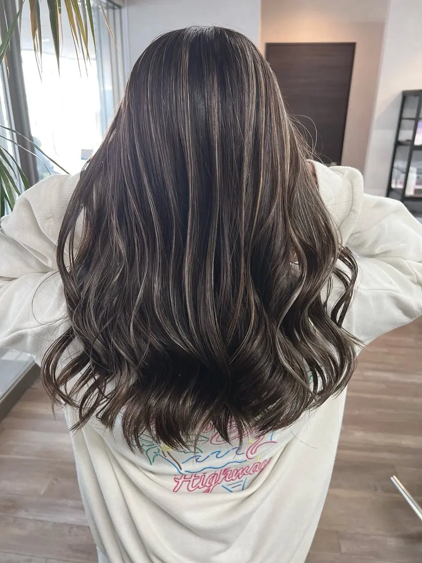 ミディアム ハイライト 井上 彩加のヘアスタイル