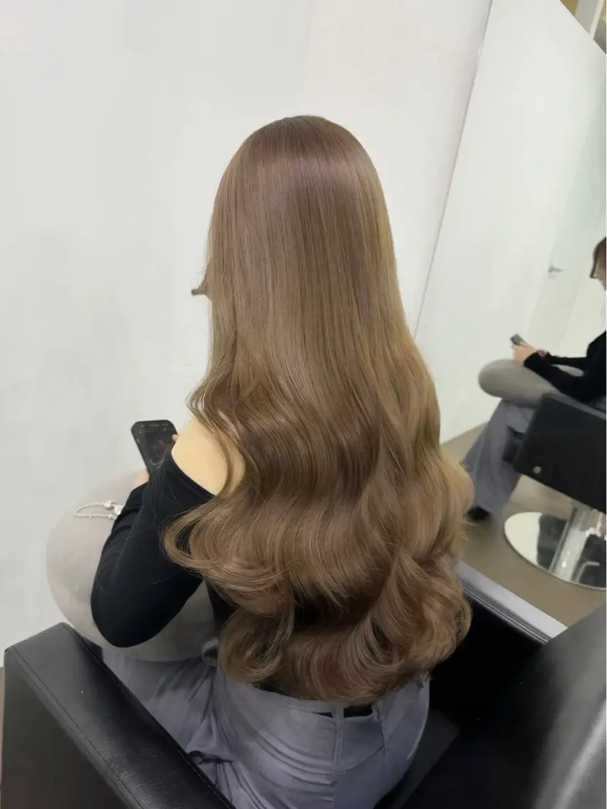 ロング カラー アッシュ アッシュグレー アッシュグレージュ ベージュカラー ブリーチ ioe 三宮 / 羽海のヘアスタイル