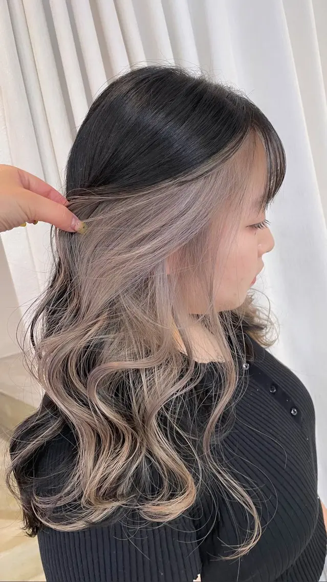 カラー ブリーチ インナーカラー Mii. 内田萌々のヘアスタイル
