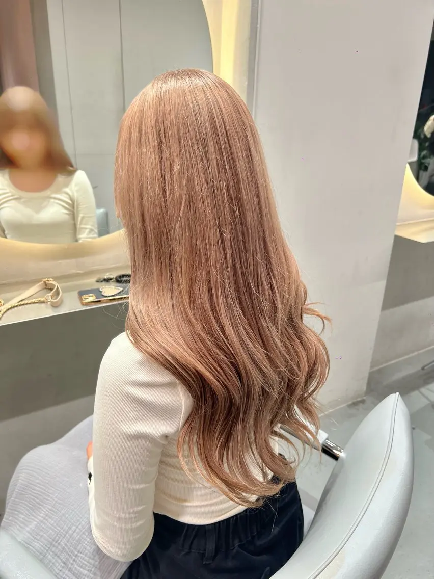 ロング カラー ベージュカラー ミルクティーベージュ ケアブリーチカラー 橋本一輝のヘアスタイル
