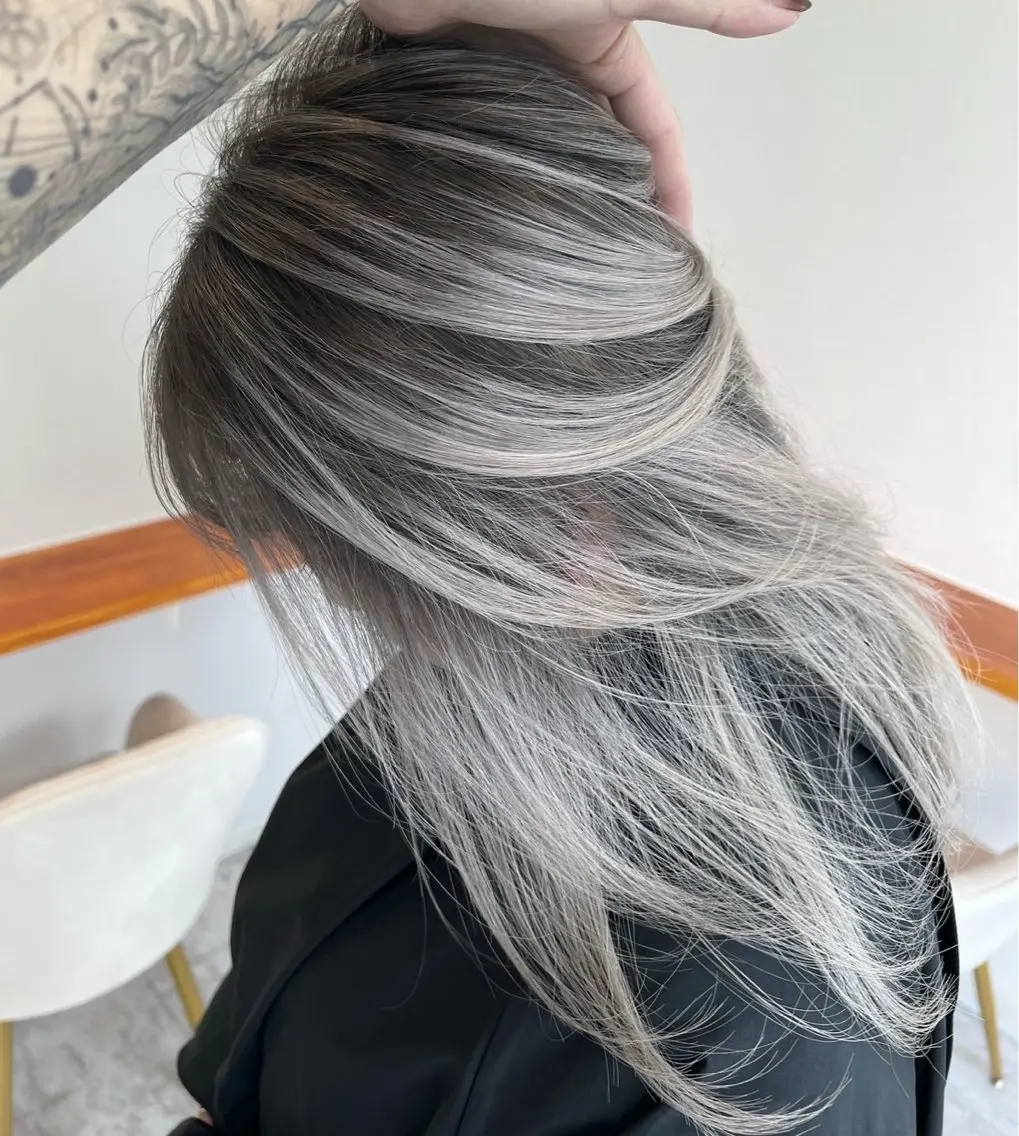 セミロング カラー バレイヤージュ シルバー ホワイトシルバー レイヤーカット 指名数No.1 /NAOYAのヘアスタイル