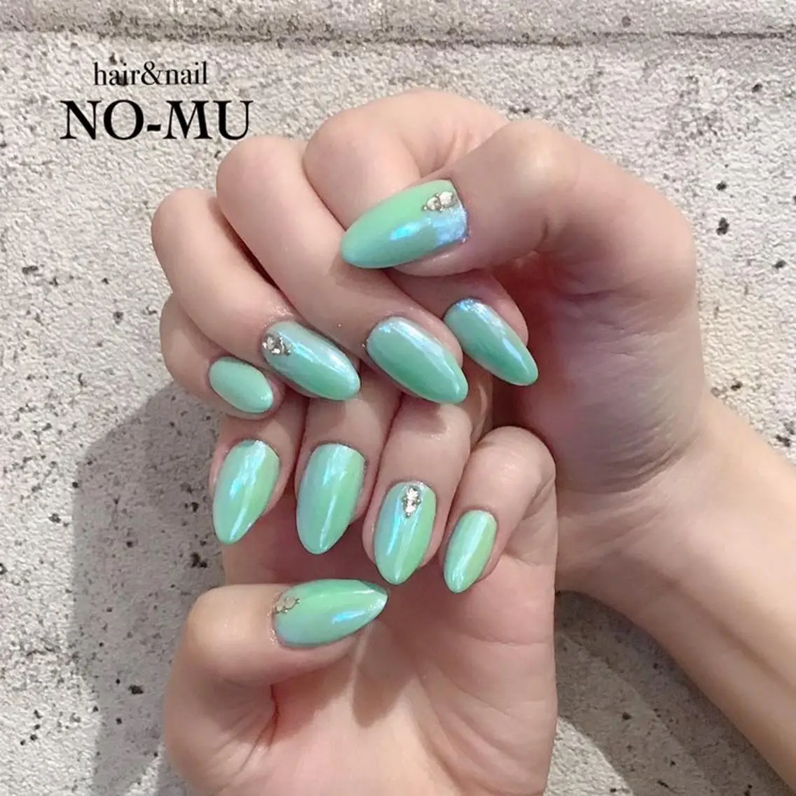 ネイル オーロラネイル グリーン ミラーネイル ストーンネイル hair&nail NO-MUのネイルデザイン
