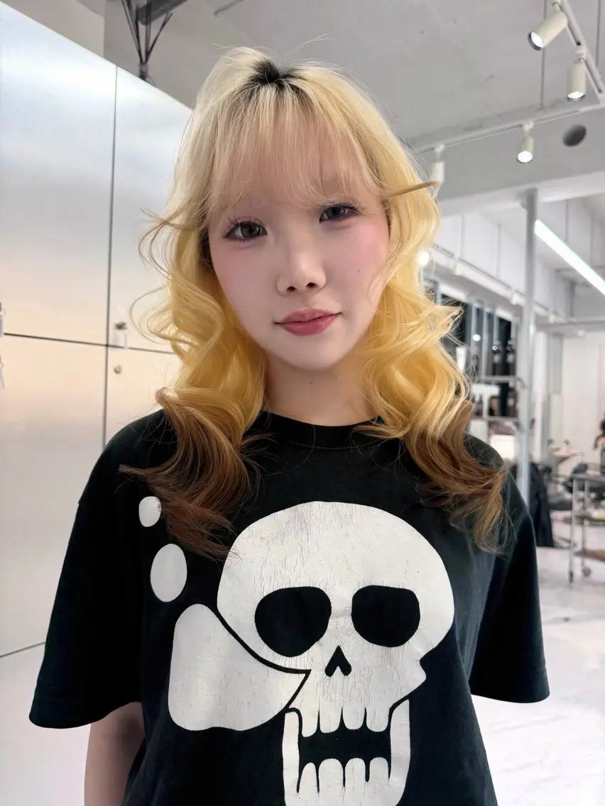 セミロング カラー ベージュカラー ブリーチ ブロンド ケアブリーチ デザインカラー ヘアカラー トリートメント TATSUハイトーン ミルクティーベージュのヘアスタイル
