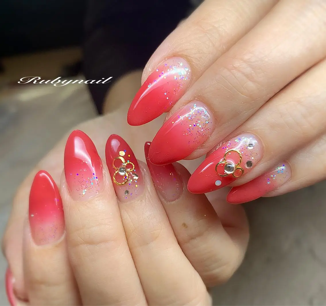 ネイル グラデーション キラキラネイル ピンク 赤色 プライベートサロン Rubynailのネイルデザイン