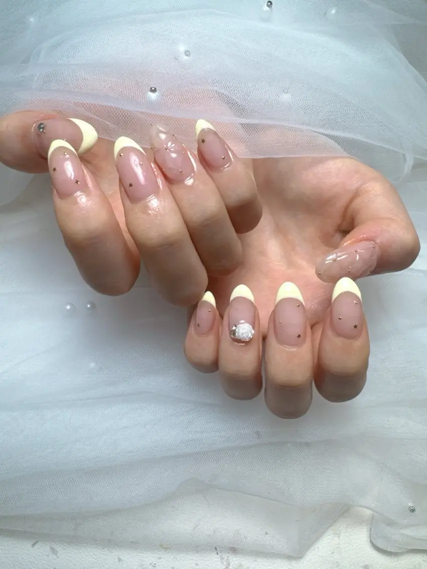 ネイル フットネイル フレンチネイル ガラスフレンチ キラキラネイル 韓国ネイル ハンドネイル Queeens nailのネイルデザイン