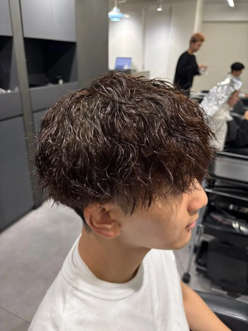 ミディアム カラー パーマ メンズ ミディアムパーマ メンズパーマ カット ヘアカラー パーマ 🐦‍🔥フェザーパ ーマ🐦‍🔥きるやのヘアスタイル