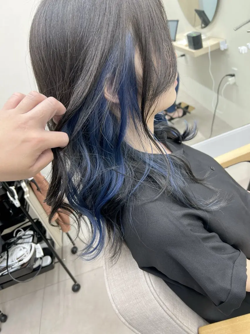 セミロング カラー ブルーカラー インナーカラー メンズ レイヤー ウルフ 弓木啓輔のヘアスタイル