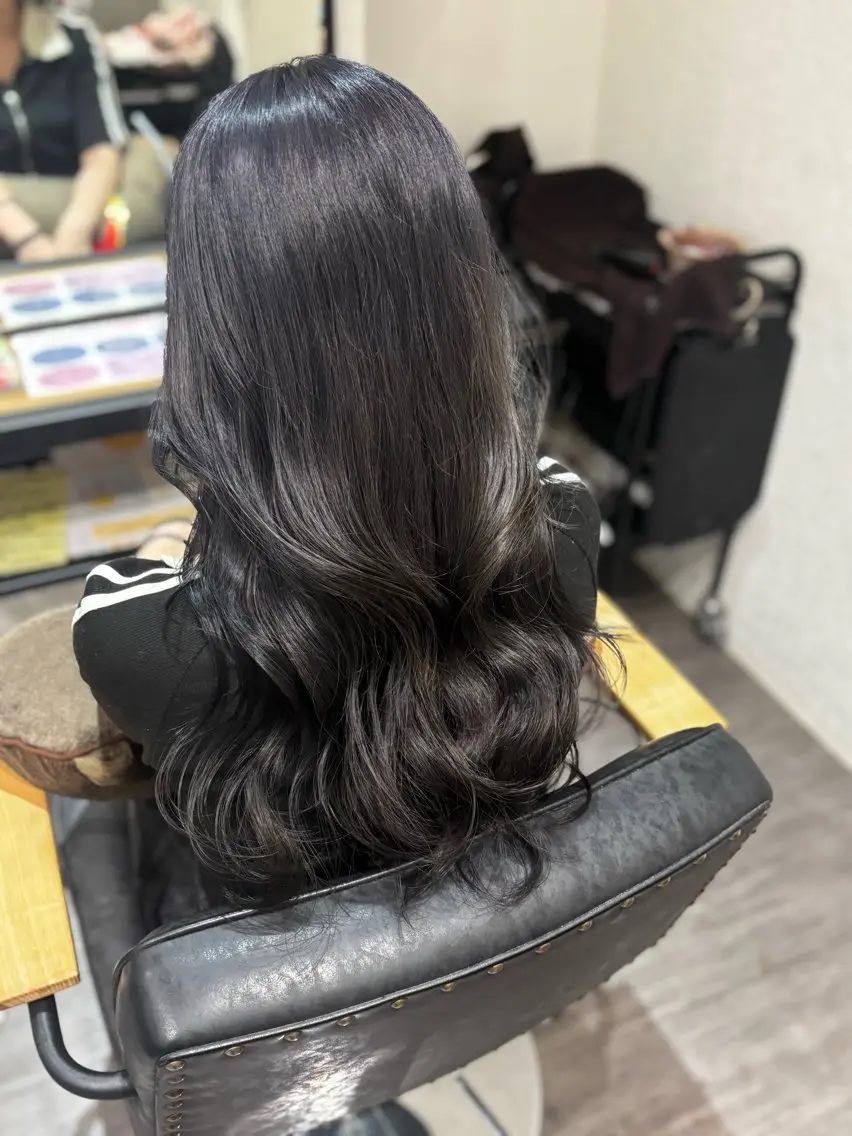 セミロング カラー 黒髪 ブリーチ ブルーカラー ブルーブラック cocotte宜喜 弘希のヘアスタイル