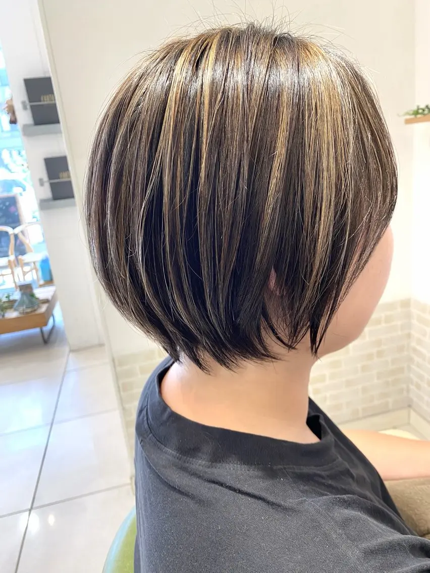 ショート カット ヘアカラー トリートメント 丸みショート/ ハイライトカラーのヘアスタイル