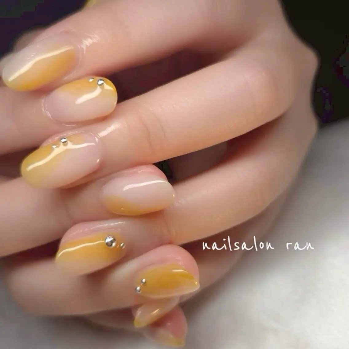 ネイル ニュアンスネイル 黄色 ハンドネイル ハンドケア nailsalon ranのネイルデザイン