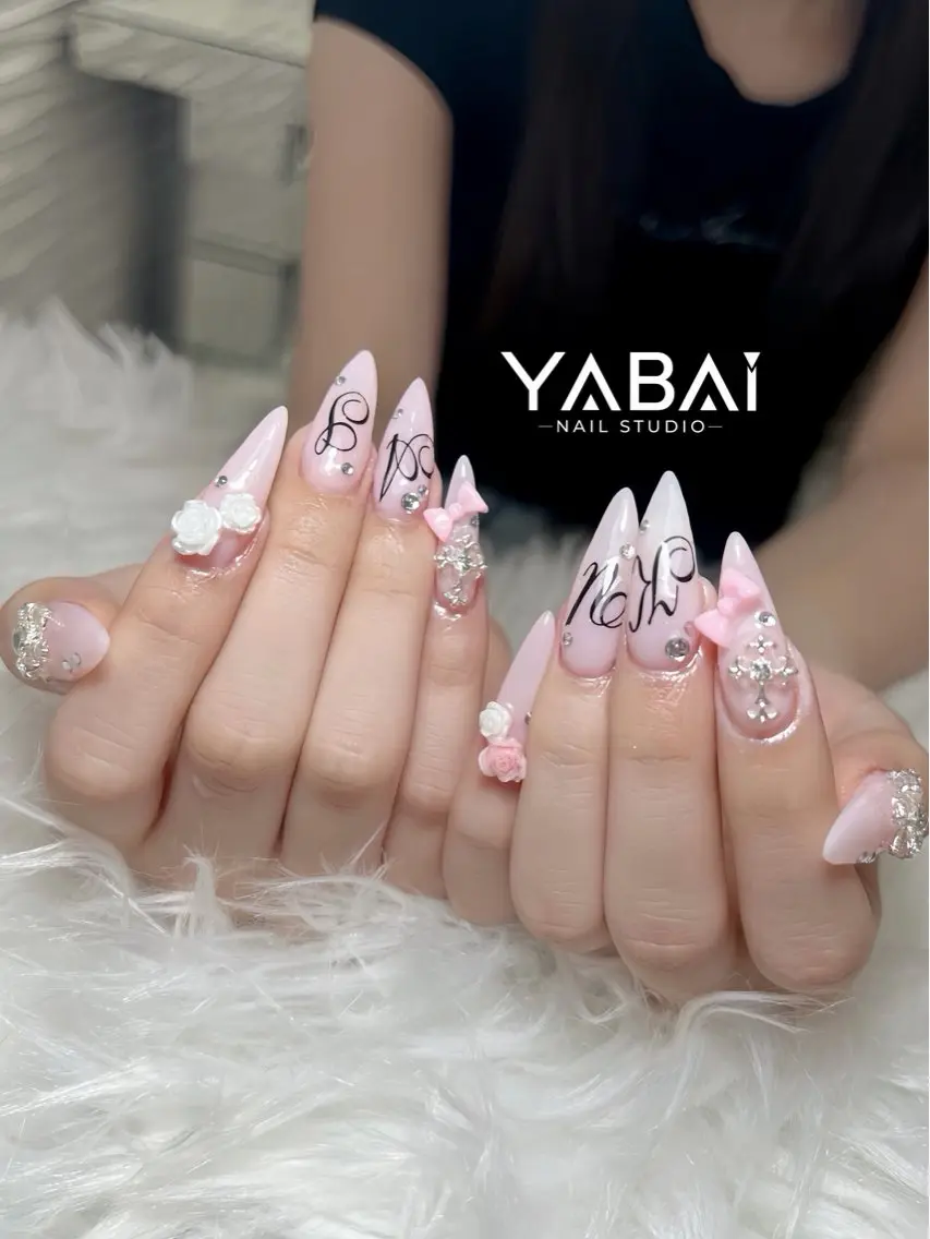 ネイル フラワーネイル ロングネイル ピンク リボン シルバー YABAI NailStudioのネイルデザイン