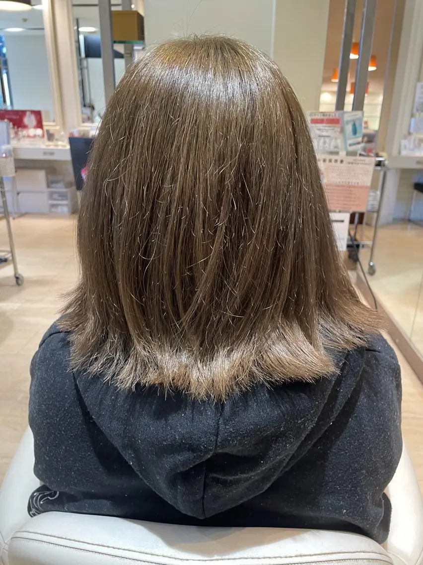 ミディアム 西岡 莉緒のヘアスタイル