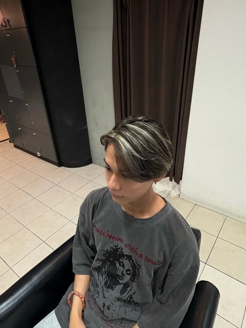 ショート カラー メンズ メンズハイライト ハイライトカラー ハイライト 塩田 稜真のヘアスタイル