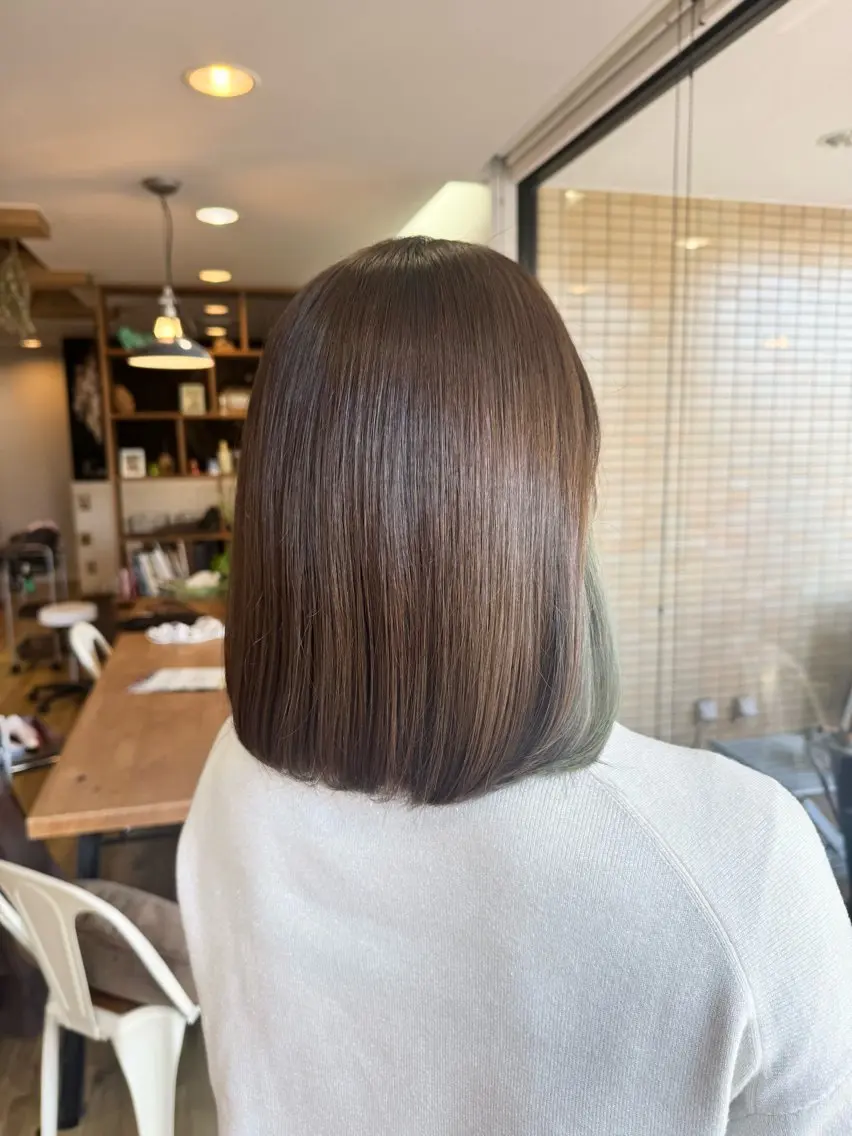 ミディアム カラー ブリーチ グレージュ オリーブグレージュ オリーブグレー カット ヘアカラー トリートメント ツキダテ ユイのヘアスタイル